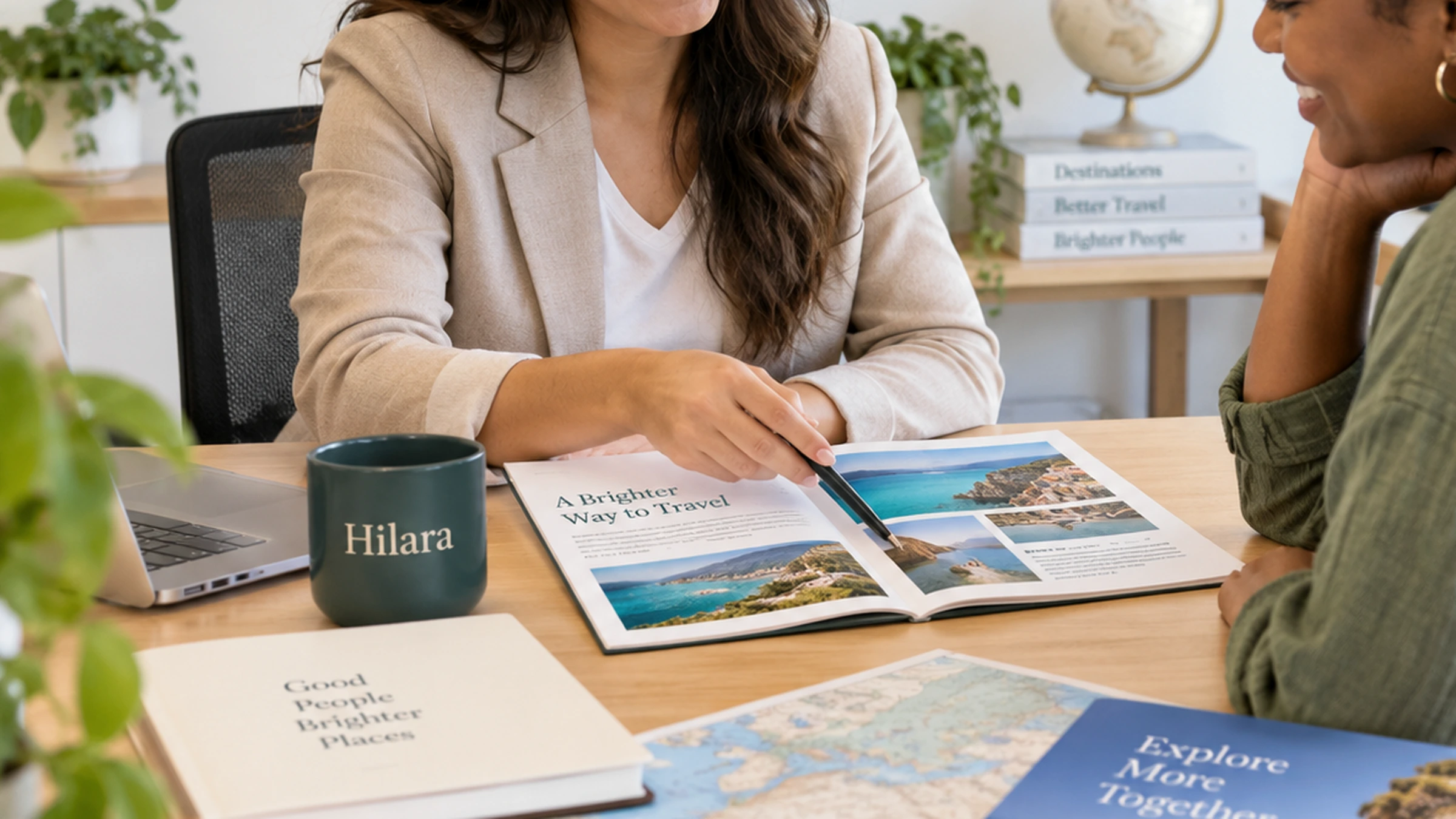 Asesora de viajes atendiendo a un cliente